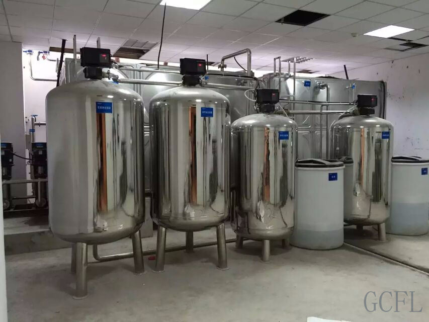 造成软化水设备吸盐管路堵塞的原因是什么？